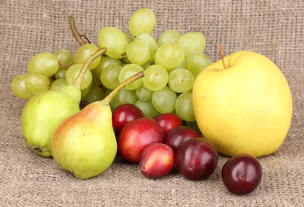 Dojrzałe słodkie owoce i jagody na worze — Zdjęcie stockowe