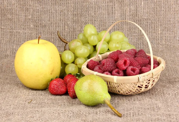 Frutos doces maduros e bagas em pano de saco — Fotografia de Stock