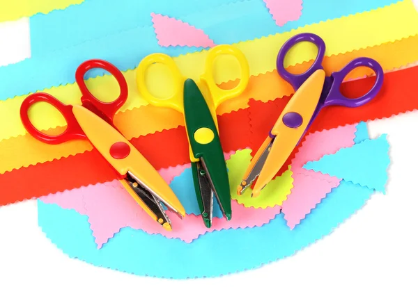 Tesoura ziguezague colorida com papel colorido isolado em branco — Fotografia de Stock