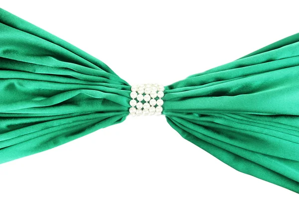Grünes Tuch gebunden mit Perlen isoliert auf weißem Grund — Stockfoto