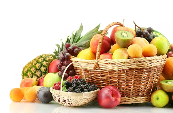Sortimento de frutas e bagas exóticas em cestas isoladas em branco — Fotografia de Stock