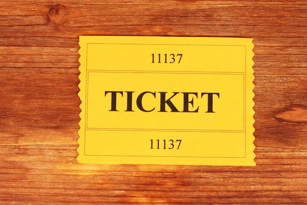 Красочный билет на деревянный фон крупным планом — стоковое фото