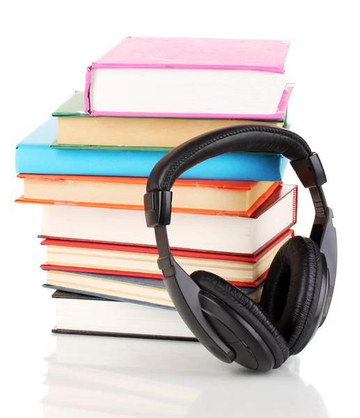Fones de ouvido em livros isolados em branco — Fotografia de Stock