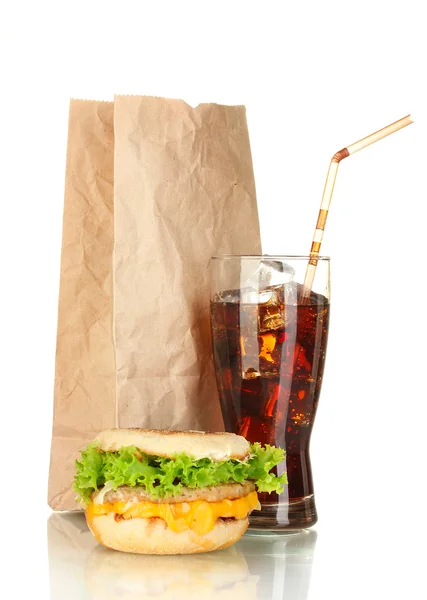 Leckeres Sandwich, Glas mit Cola und Verpackung, isoliert auf weiß — Stockfoto