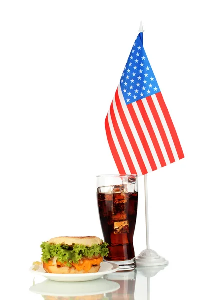 Sanduíche saboroso e cola com bandeira americana, isolado em branco — Fotografia de Stock