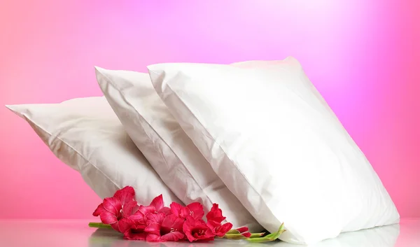 Travesseiros e flores, sobre fundo rosa — Fotografia de Stock