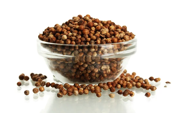 Kupie nasiona kolendry w szklanej misce na białym tle — Zdjęcie stockowe