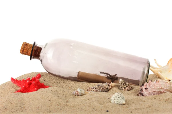 Bouteille en verre avec note à l'intérieur sur sable isolé sur blanc — Photo