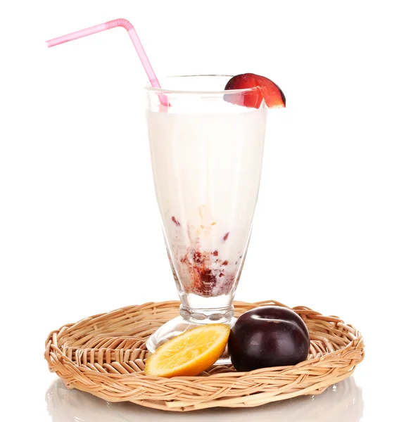 Delicioso batido de leite com frutas no berço de vime isolado em branco — Fotografia de Stock