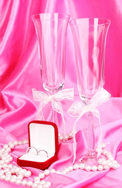 Весільні аксесуари на фоні рожевої тканини — стокове фото