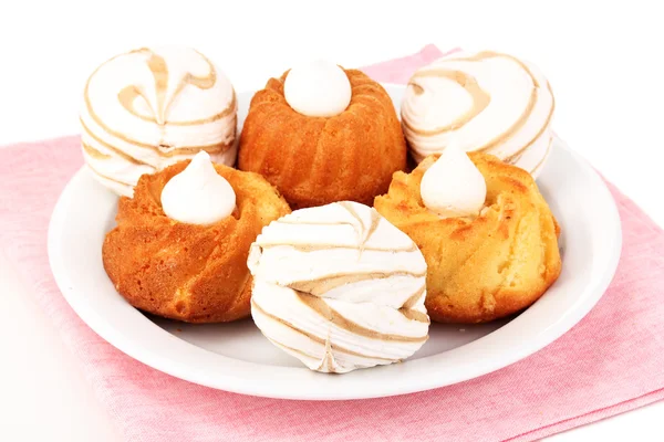Cupcake appetitosi con crema isolata su bianco Immagini Stock Royalty Free