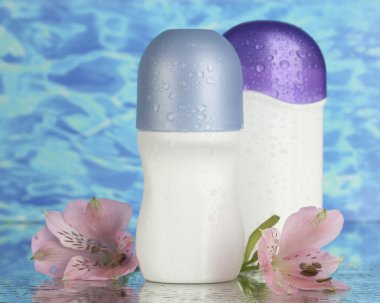 mavi deniz zemin üzerine çiçekli deodorantlar