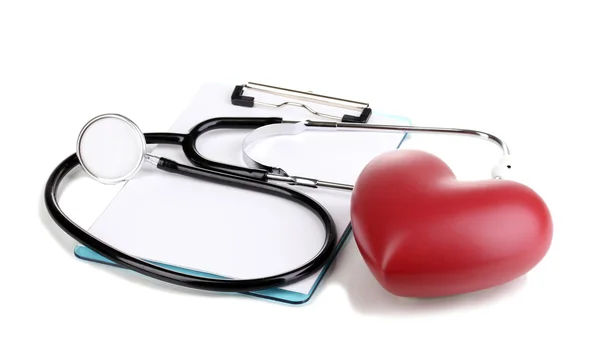 Stetoskop, serca i puste schowka na białym tle — Zdjęcie stockowe