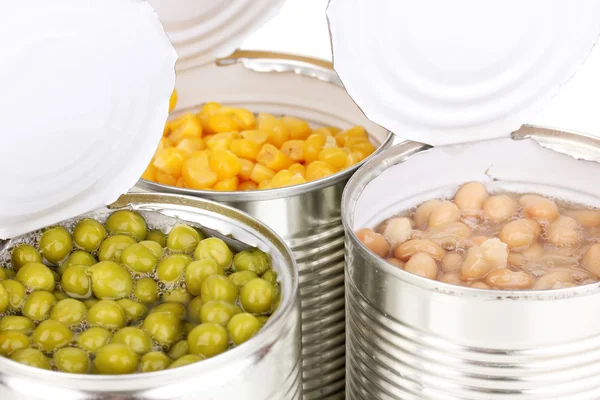打开锡罐的玉米、 豆类和豌豆上白色隔离 — 图库照片