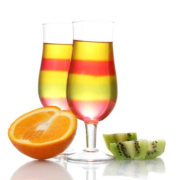 Gelatina de frutas en vasos y frutas aisladas en blanco —  Fotos de Stock