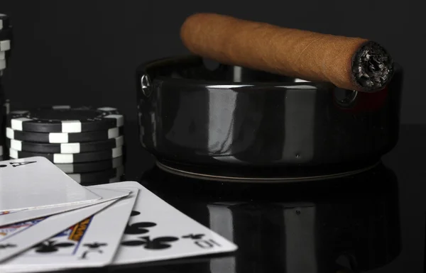 Королевский флеш с фишками для покера на черном фоне крупным планом — стоковое фото