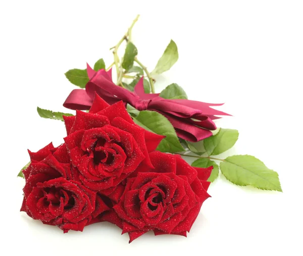 Tres hermosas rosas rojas con gotas aisladas en blanco — Foto de Stock