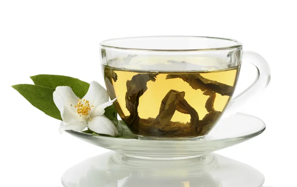 Taza de té verde con flores de jazmín aisladas en blanco — Foto de Stock