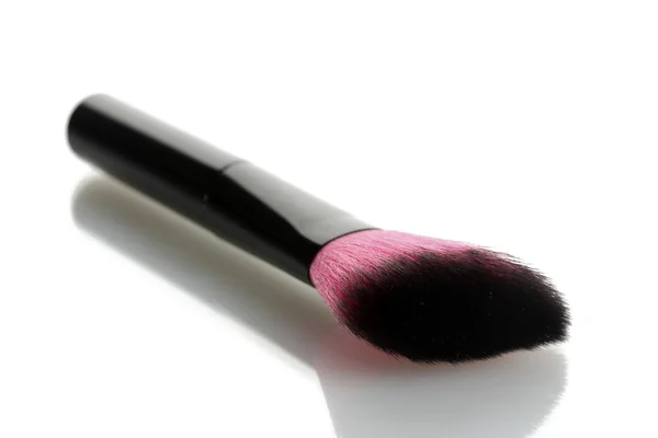 Cepillo rosa para maquillaje aislado en blanco — Foto de Stock