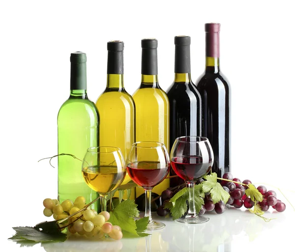 Botellas y copas de vino y uvas maduras aisladas sobre blanco — Foto de Stock