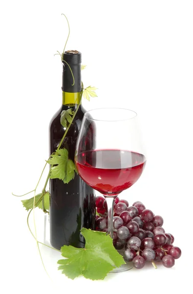 Lahve, sklenice vína a zralé hrozny izolovaných na bílém — Stock fotografie