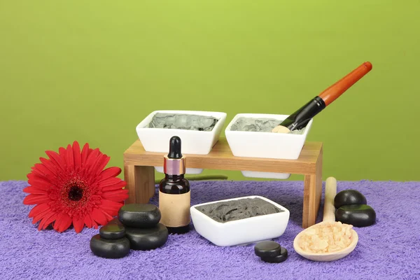 Kosmetik-Ton für Wellness-Behandlungen auf grünem Hintergrund Nahaufnahme — Stockfoto