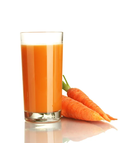 Lasi porkkanamehua ja tuoreita porkkanoita eristetty valkoinen — kuvapankkivalokuva