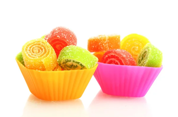 Sladké želé bonbóny v případech cup dort izolované na bílém — Stock fotografie
