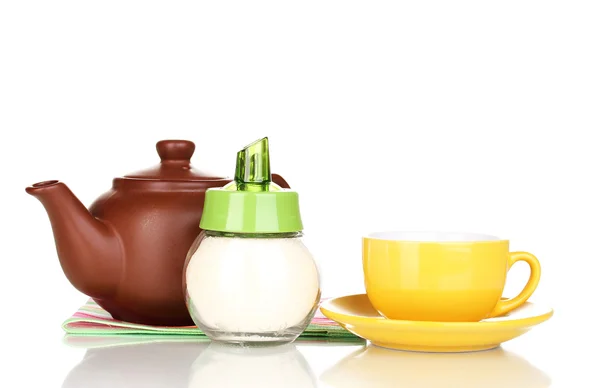 Gelbe Tasse mit Untertasse und Teekanne isoliert auf weiß — Stockfoto
