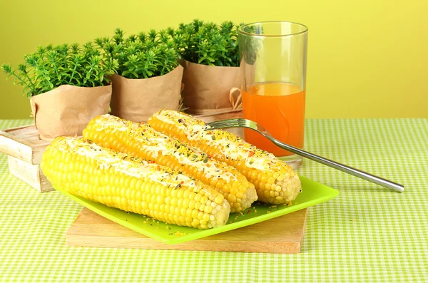 A vaj és a lé főtt kukorica — Stock Fotó
