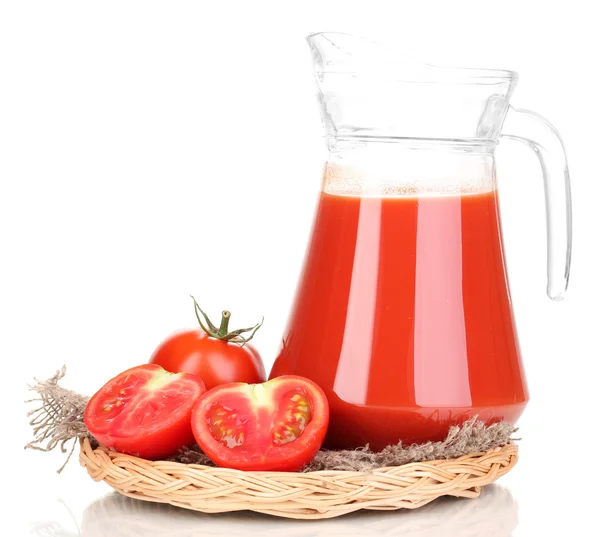 在白色上孤立的柳条垫上投手番茄汁 — 图库照片