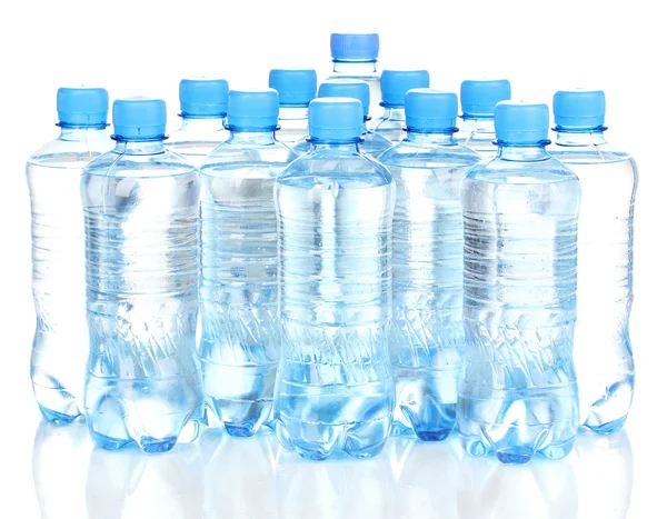 Plastikflaschen mit Wasser isoliert auf weiß — Stockfoto