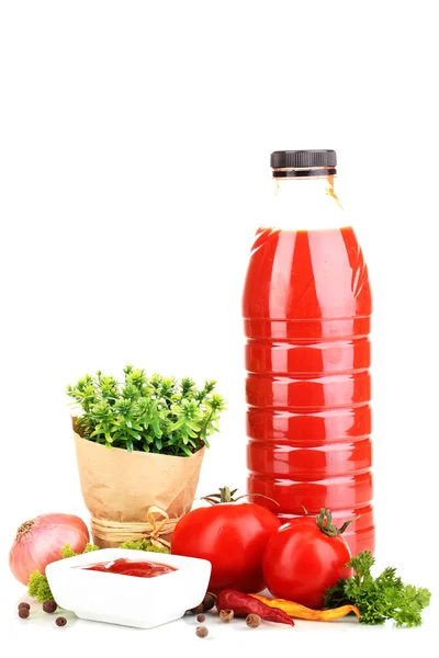 Natürmort domates ketçap ve otlar üzerinde beyaz izole — Stok fotoğraf