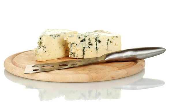 Sýry s plísní a nůž na prkénku izolované na bílém — Stockfoto