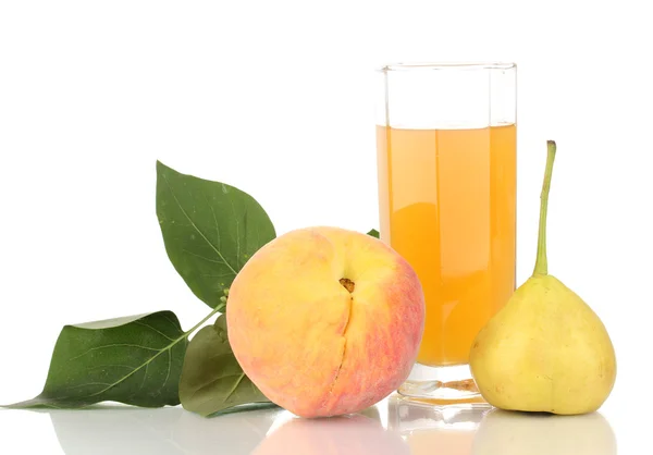 Juice med päron och persika isolerad på vit — Stockfoto