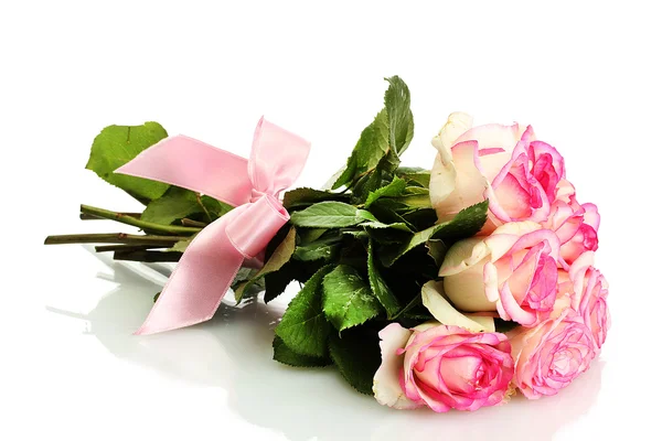 Vacker bukett rosa rosor isolerade på vit — Stockfoto