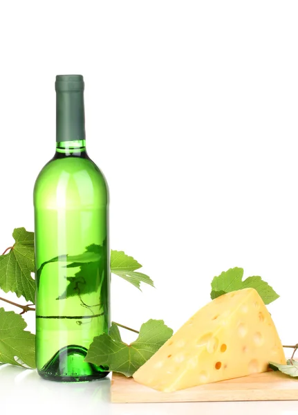 Butelka doskonałe wino i ser na białym tle — Zdjęcie stockowe