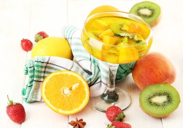 Punsch im Glas mit Früchten, auf weißem Holztisch — Stockfoto