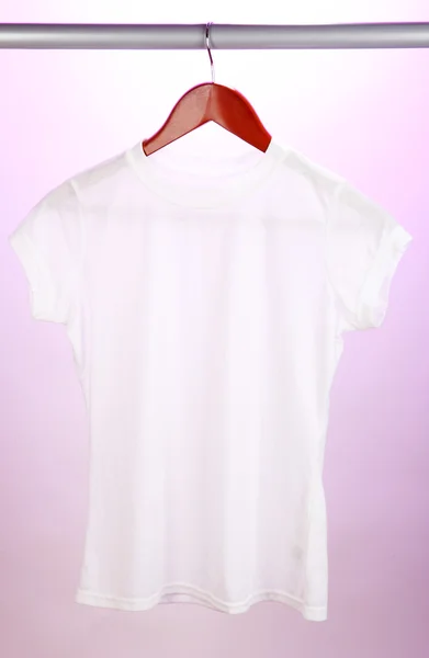 Camiseta blanca en percha sobre fondo rosa —  Fotos de Stock