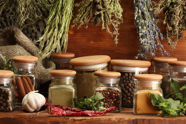 Sušené byliny, koření a a pepřem, na dřevěné pozadí — Stock fotografie