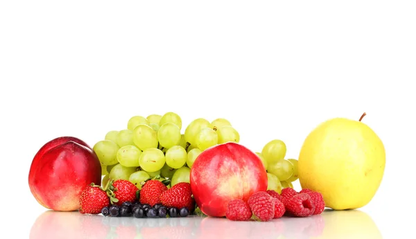 Mistura de frutas doces maduras e bagas isoladas em branco — Fotografia de Stock