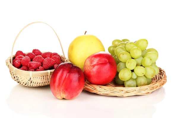 Спелые сладкие фрукты и ягоды, изолированные на белом — стоковое фото
