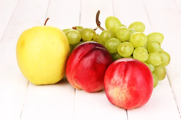 Reife süße Früchte und Beeren auf Holzgrund — Stockfoto
