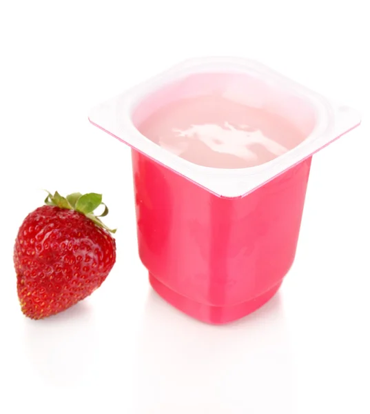 Yoghurt met aardbei geïsoleerd op wit — Stockfoto