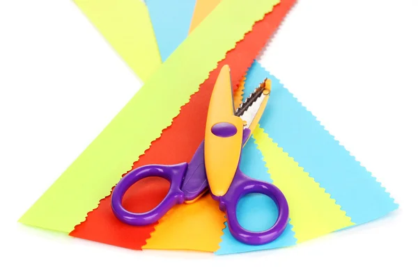 Barevné cik-cak nůžky s barevný papír izolované na bílém — Stock fotografie