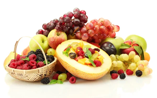 Свежие фрукты салат в дыне, фрукты и ягоды, изолированные на белом — стоковое фото