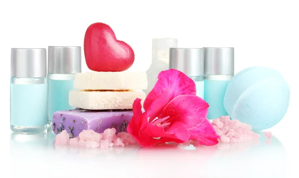 Bottiglie cosmetiche, sapone e fiori, isolate su bianco — Foto Stock