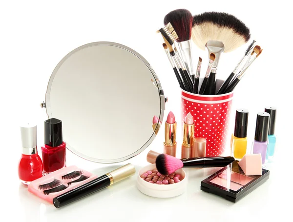 Kosmetyki w pobliżu lustro na białym tle — Zdjęcie stockowe