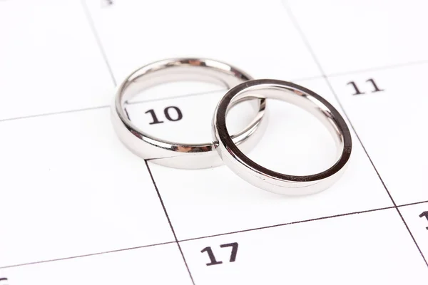 白で隔離される結婚指輪 — ストック写真