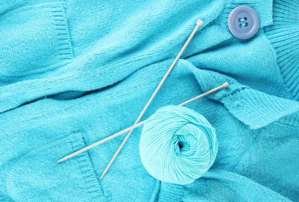 Blauwe trui en een bal van wol close-up — Stockfoto